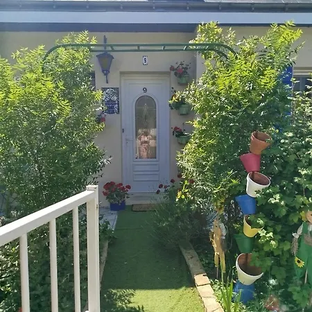 Maison Fleurie Bed & Breakfast